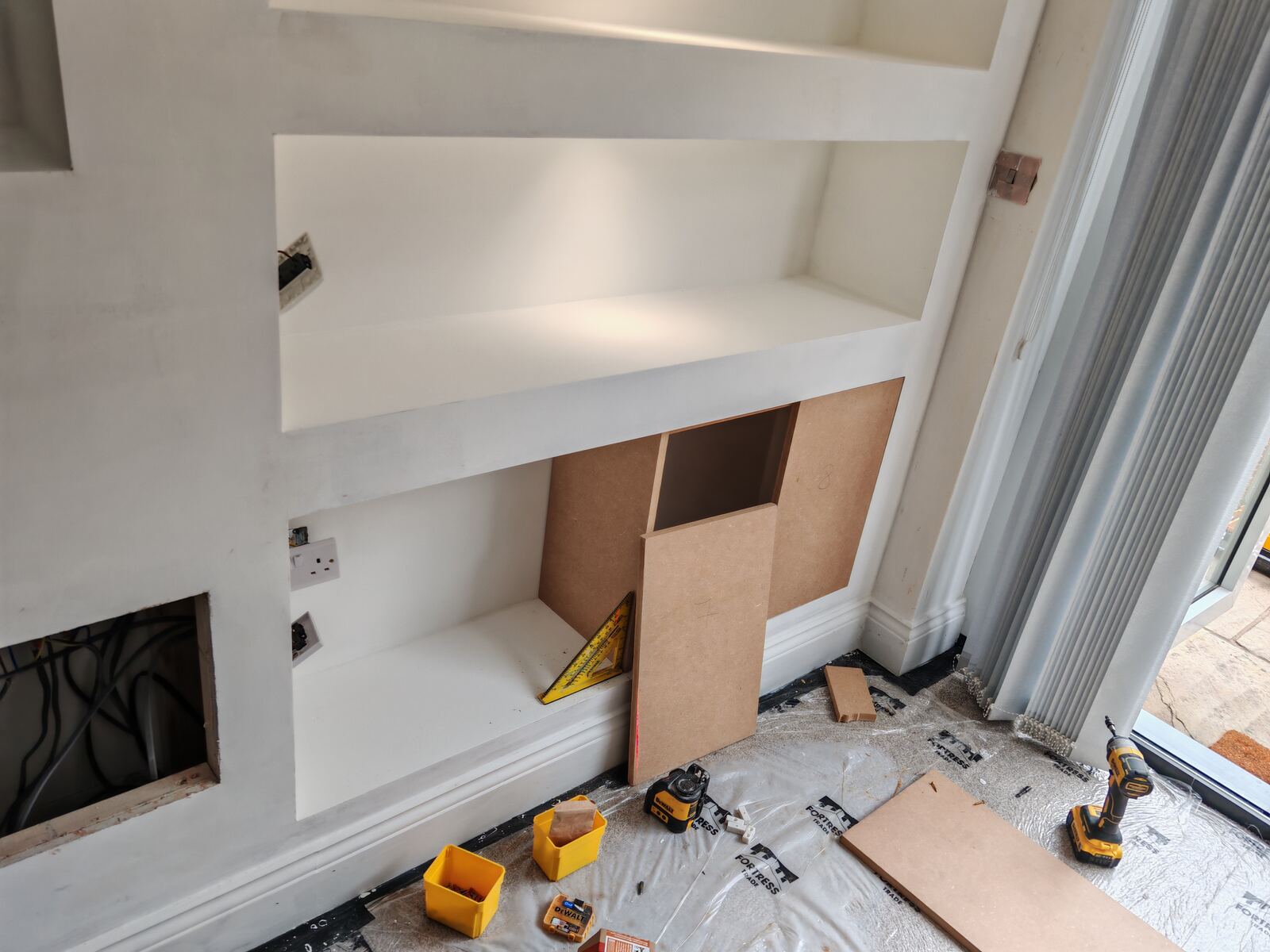 Skimmed and painted finished recesses