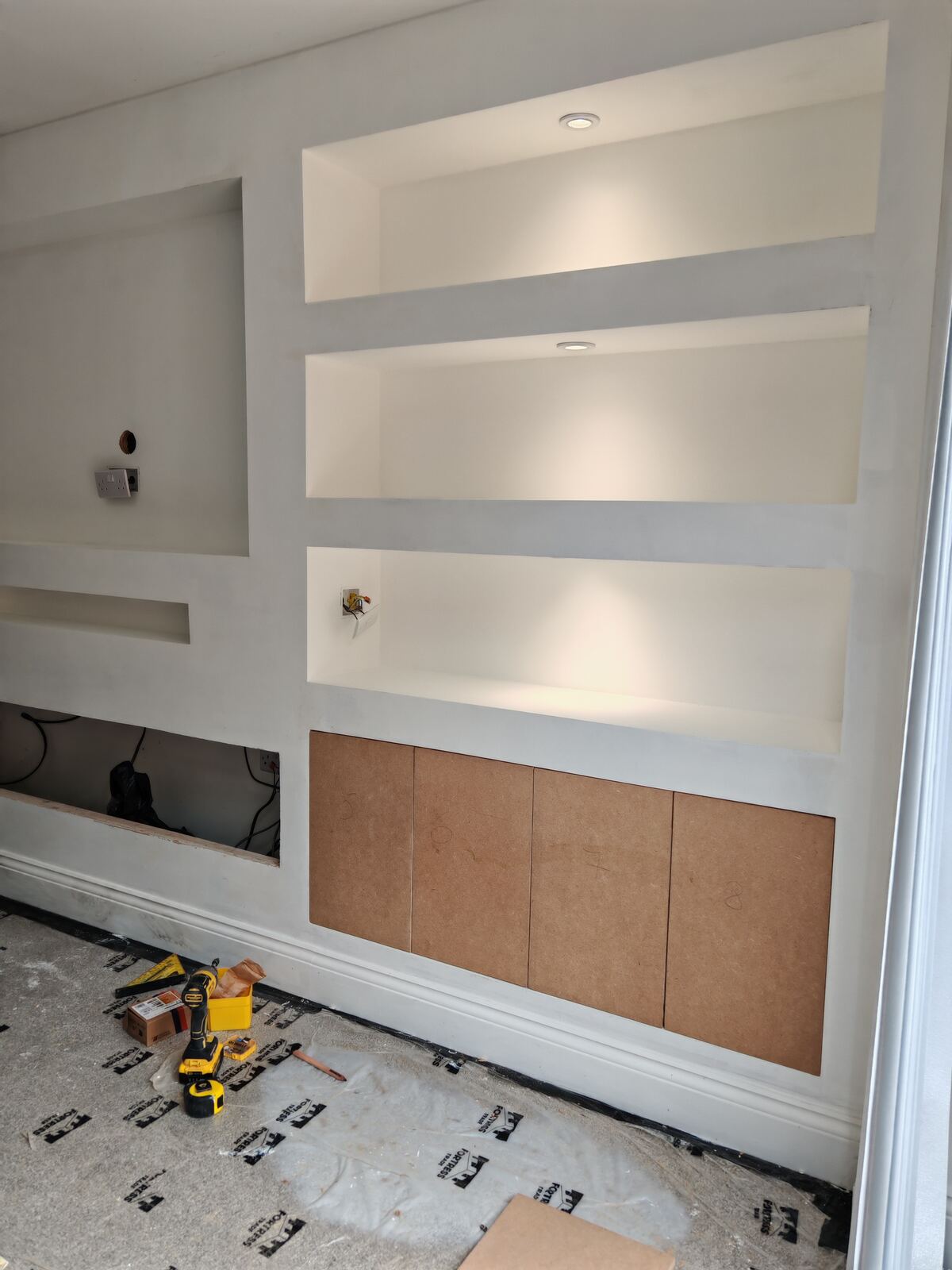 Metal stud framing for media wall recesses